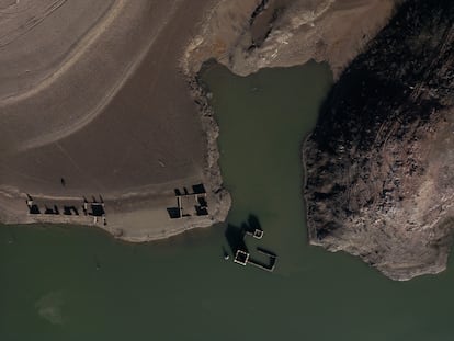 En la imagen, una vista aérea del pantano de Sau al 5% de su capacidad.

