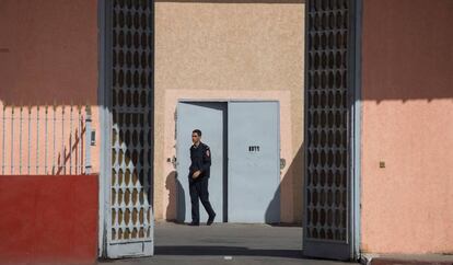 Un policía camina por una cárcel de Marruecos en una imagen de archivo. 