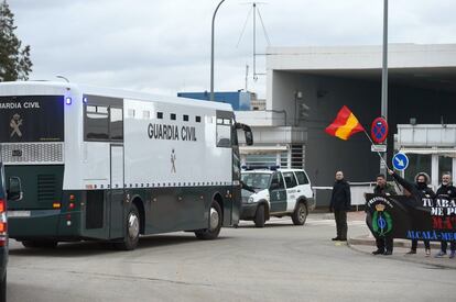 Forcadell y Dolors Bassa ingresarán probablemente en módulos de respeto. En ellos permanecerán los tres meses que previsiblemente durará el juicio. En la imagen, el autobús de la Guardia Civil ingresa a la cárcel de Alcalá-Meco con las presas del 'procés'.