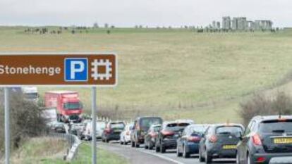 Tráfico en la A303 a su paso junto al monumento británico de Stonehenge.