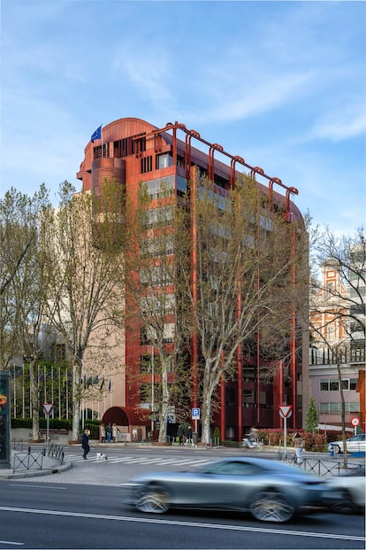Edificio Bankunión en el Paseo de la Castellana reconocible por su fachada rojiza que cambia con la luz solar.