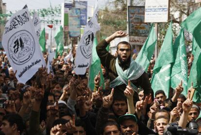 Manifestantes palestinos pro Hamás recorren las calles de la ciudad de Rafah, en la franja de Gaza, el 26 de marzo de 2010.