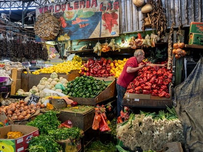 Un trabajador en un mercado de Santiago de Chile, en septiembre de 2024.