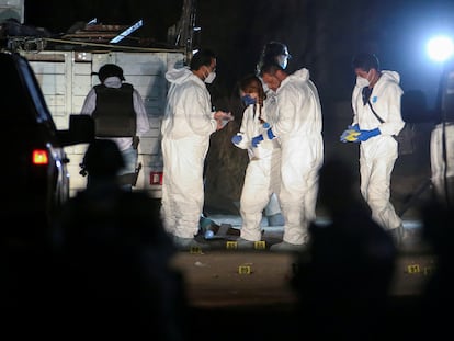 Agentes forenses que trabajan en la escena del crimen en Tonalá, Jalisco.