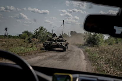 Un tanque ucranio transitaba el pasado 25 de agosto junto a la ciudad de Robotine, arrebatada recientemente a fuerzas rusas.