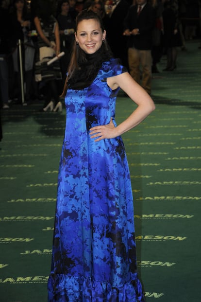 Leonor Watling arriesgó con un vestido azul de Josep Font en 2009, justo después de estrenarse en la maternidad.