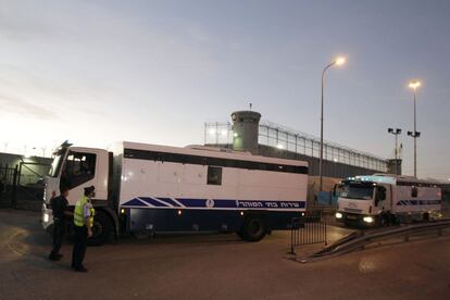 Un convoy traslada a prisioneros palestinos de la cárcel de Ofer, para ser intercambiados por el soldado israelí Gilad Shalit.