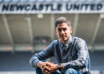 Ayoze posa en el estadio de Saint James's Park.