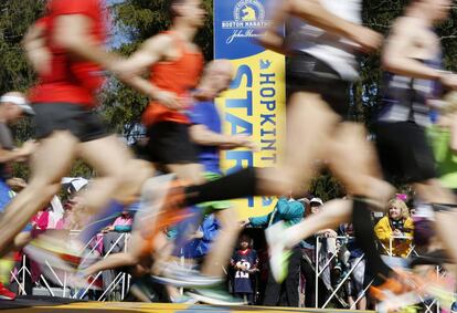 Corredores cruzan la línea de salida del maratón.