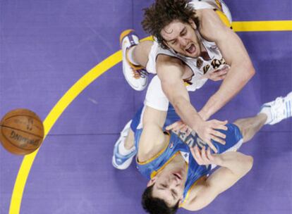 Gasol lucha un rebote con Eduardo Najera, de los Nuggets