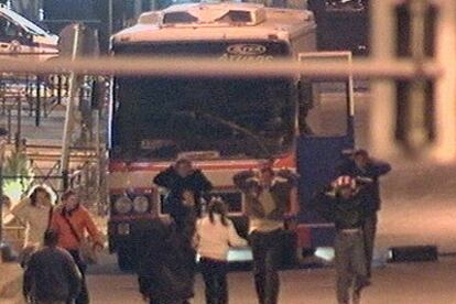 La imagen, tomada de la televisión, muestra a los últimos rehenes al abandonar el autobús secuestrado en Atenas.