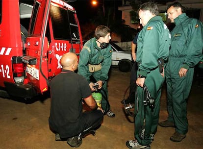 Las esperanzas de encontrar con vida a las seis personas con vida son reducidas, ya que están atrapadas a más de dos mil metros de la entrada. Según los bomberos, se encuentran  tendidas en el suelo y ha sido imposible suministrarles oxígeno.