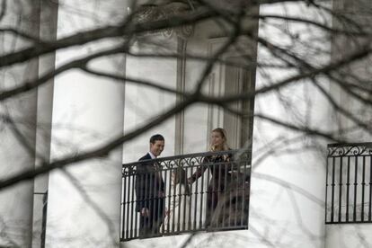 Frecuentes fueron las fotos de los Obama en el balc&oacute;n de la columnata que da al jard&iacute;n posterior de la Casa Blanca. En la imagen aparecen la hija del actual presidente, Ivanka Trump, y su marido y asesor especial de su suegro, Jared Kushner.