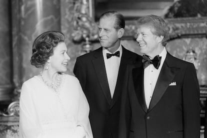 Jimmy Carter,  junto a la reina Isabel II y Felipe, duque de Edimburgo, en el Palacio de Buckingham, en 1977. 