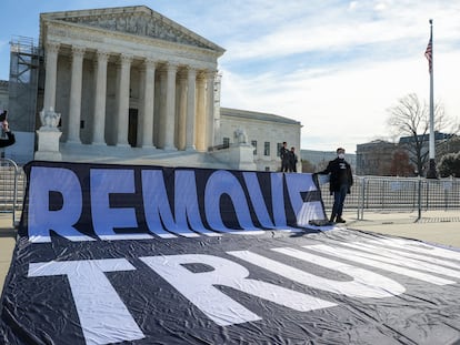 Protesta contra Donald Trump afuera de la Suprema Corte de Estados Unidos el 8 de febrero de 2024.