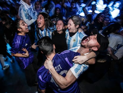 Aficionados argentinos durante la retransmisión de la final del Mundial en la discoteca Shoko, en Madrid.