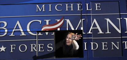 La candidata republicana Michele Bachmann saluda desde el interior de su autobús.