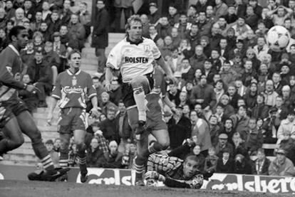 Klinsmann, del Tottenham, dispara a puerta durante un partido contra el Liverpool.