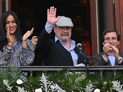 El actor Antonio Resines lee el pregón de las Fiestas de San Isidro 2022 acompañado por el alcalde de Madrid, José Luis Martínez-Almeida, y la vicealcaldesa, Begoña Villacís.