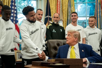 Donald Trump da la mano al futbolista Weston McKennie durante una vista de la Juventus a la Casa Blanca este miércoles.
