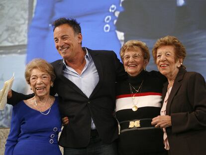 Bruce Springsteen con su madre y sus tías