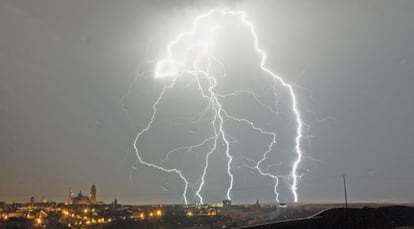 Varios rayos se cruzan sobre una ciudad espa&ntilde;ola