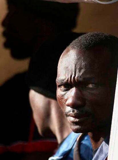 Un inmigrante africano, el martes, en la costa del sur de Tenerife.