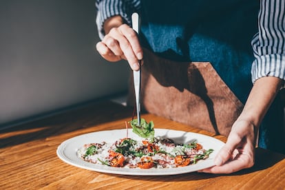 El camarero terminando innecesariamente el plato en tu mesa