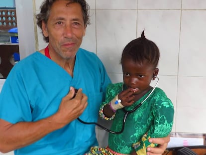 Rogelio López-Vélez atiende a una niña en el hospital de Mabesseneh, Lunsar (Sierra Leona)