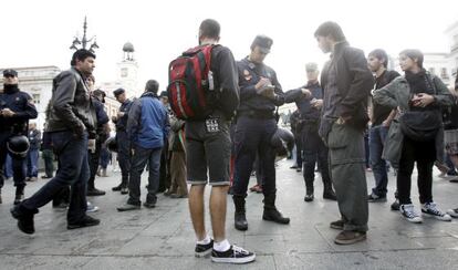 Los polic&iacute;as piden la documentaci&oacute;n a uno de los concentrados en Sol.