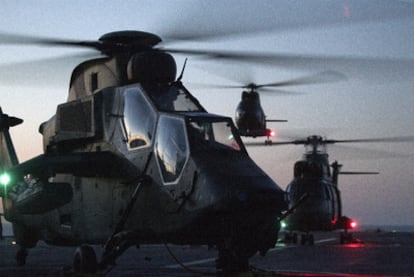 Helicópteros franceses bajo mando de la OTAN en la costa libia.