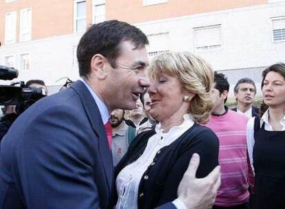 Tomás Gómez besa a Esperanza Aguirre.