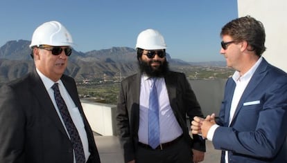 El alcalde de Benidorm, Agustín Navarro, con el inversor saudí Abdullah Saad Aldhowayan.
