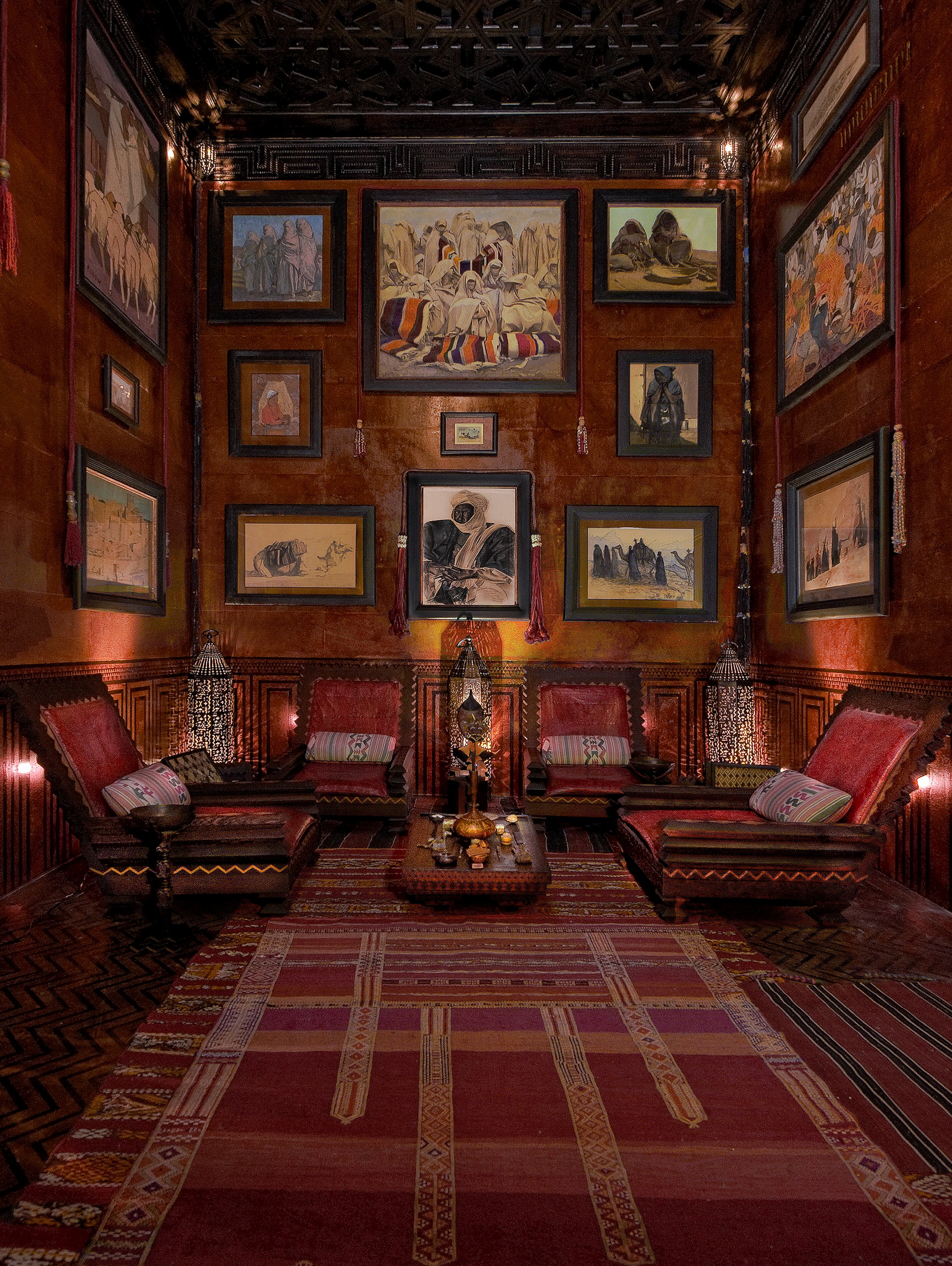 Para Pierre Bergé, Serge Lutens era el mejor coleccionista de arte orientalista del mundo. Parte de esa colección está en El Apartamento, una de las estancias de esta casa.