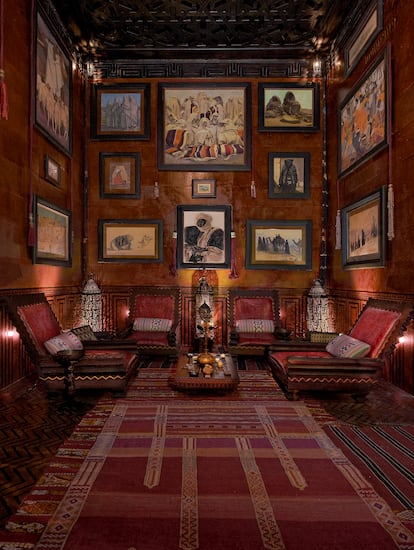 Para Pierre Bergé, Serge Lutens era el mejor coleccionista de arte orientalista del mundo. Parte de esa colección está en El Apartamento, una de las estancias de esta casa.