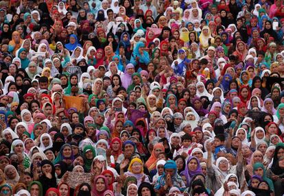 Mujeres musulmanas rezan al ver una reliquia de Cachemira en el Santuario de Hazratbal, en Srinagar.