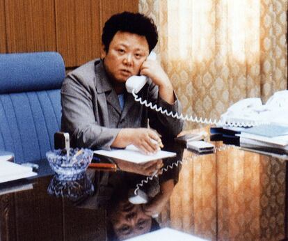 Kim Jong-il, en su despacho, en una imagen sin datar proporcionada por la agencia oficial norcoreana. La propaganda del régimen se empeñó en mostrar al líder siempre en distintas actividades.