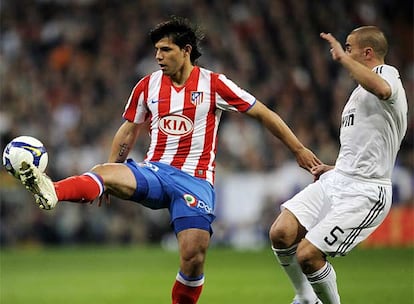 Agüero trenzó el contragolpe y dio la asistencia para que Forlán marcara el primer gol del partido. Tuvo un mano a mano con Casillas que ganó el guardameta. En la imagen controla un balón ante la presencia de Cannavaro.