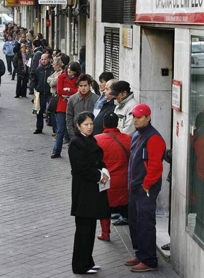 Colas de parados ante una oficina de empleo de Madrid.