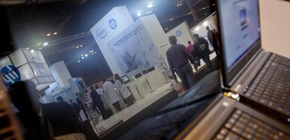 Portátiles de HP en el stand de la compañía en una feria tecnológica.