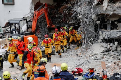 Brigadas de resgate abandonam um hotel depois de uma réplica do terremoto em Hualien (Taiwan), em 7 de fevereiro de 2018.