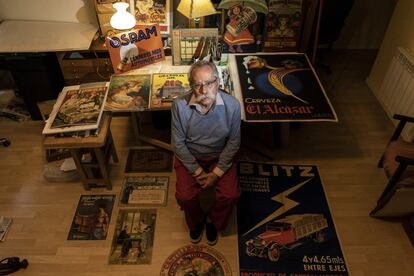 Carlos Velasco, en su casa de Madrid, rodeado de carteles de su colección.