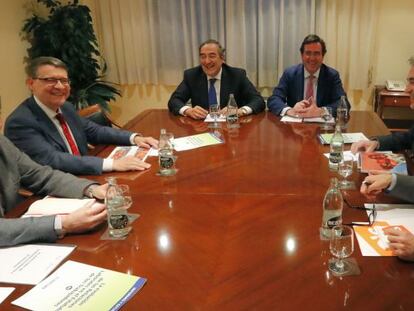 Los equipos del PSOE y de Ciudadanos, con los representantes de la CEOE y de Cepyme. 