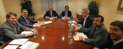 Los equipos del PSOE y de Ciudadanos, con los representantes de la CEOE y de Cepyme.