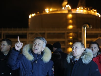 El presidente de Rusia, Vladimir Putin, junto al CEO de Novatek, Leonid Michelson, visitando las instalaciones de GNL en Yamal, en Siberia, Russia.