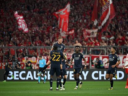 Rüdiger levanta a Kroos en la celebración del 0-1.
