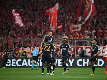 Rüdiger levanta a Kroos después de su asistencia a Vinicius en el 0-1 en Múnich.