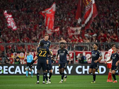 Rüdiger levanta a Kroos en la celebración del 0-1.