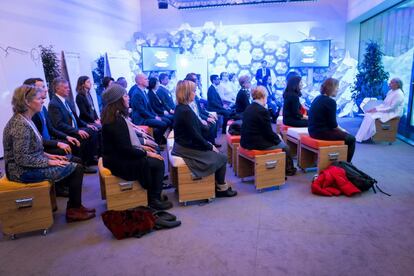 Asistentes durante una sesión de yoga matinal en el Foro Económico Mundial de Davos (Suiza), el 24 de enero de 2018.