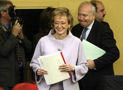 De la Vega y Moratinos, tras el primer Consejo de Ministros presidido por Zapatero en 2004.